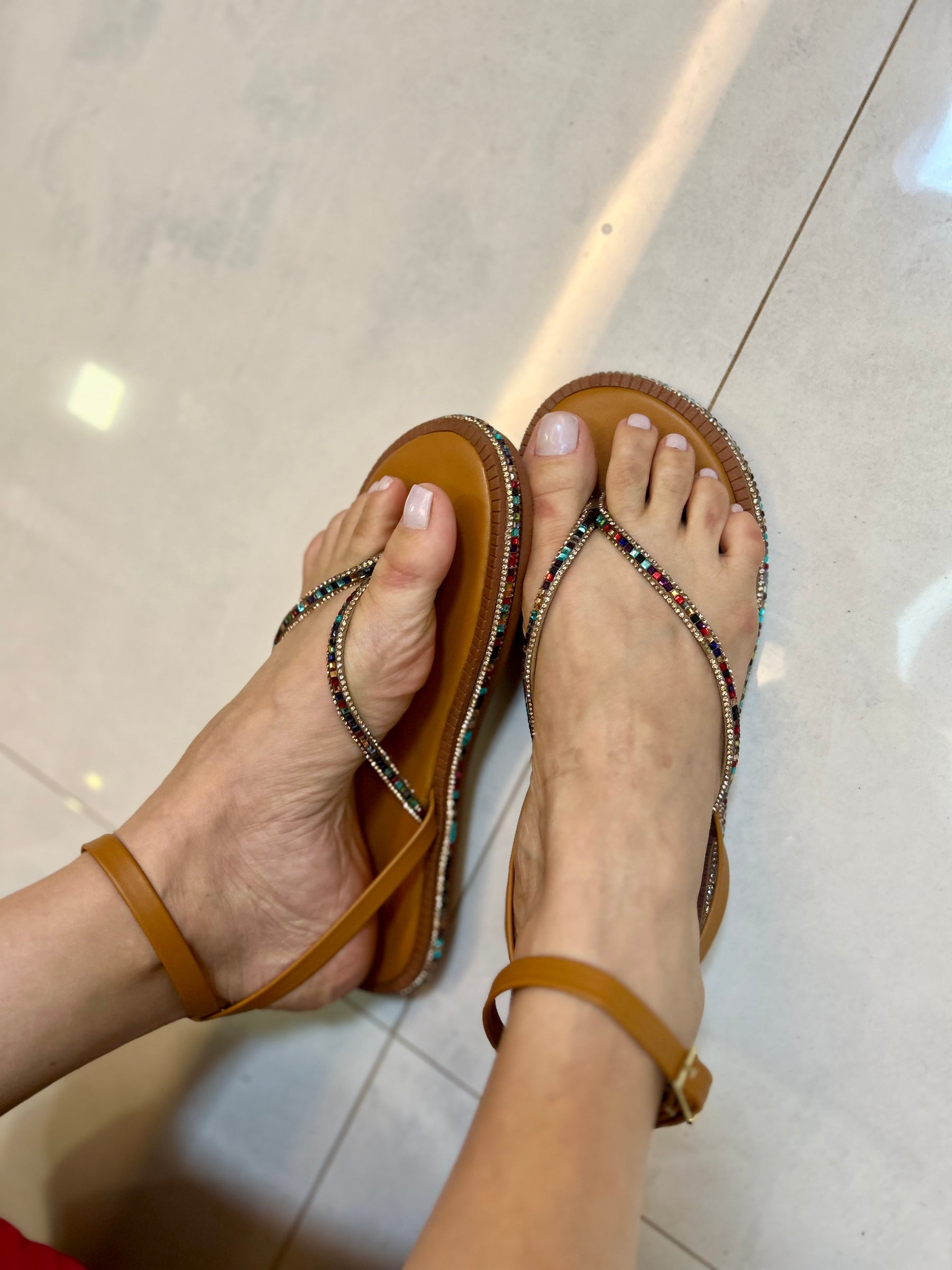 Flat Feminina Caramelo com Strass Colorido e Amarração no Tornozelo