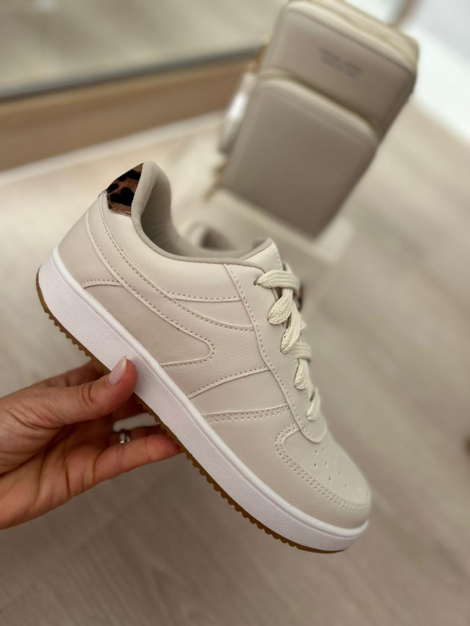 Tênis Casual Off White com Detalhe Animal Print