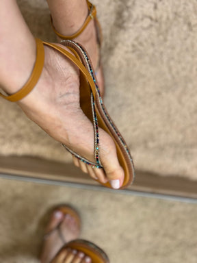 Flat Feminina Caramelo com Strass Colorido e Amarração no Tornozelo