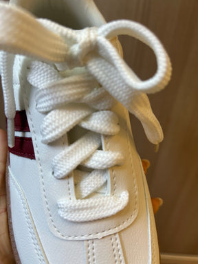 Tênis Branco com Detalhe Vinho e Solado Caramelo