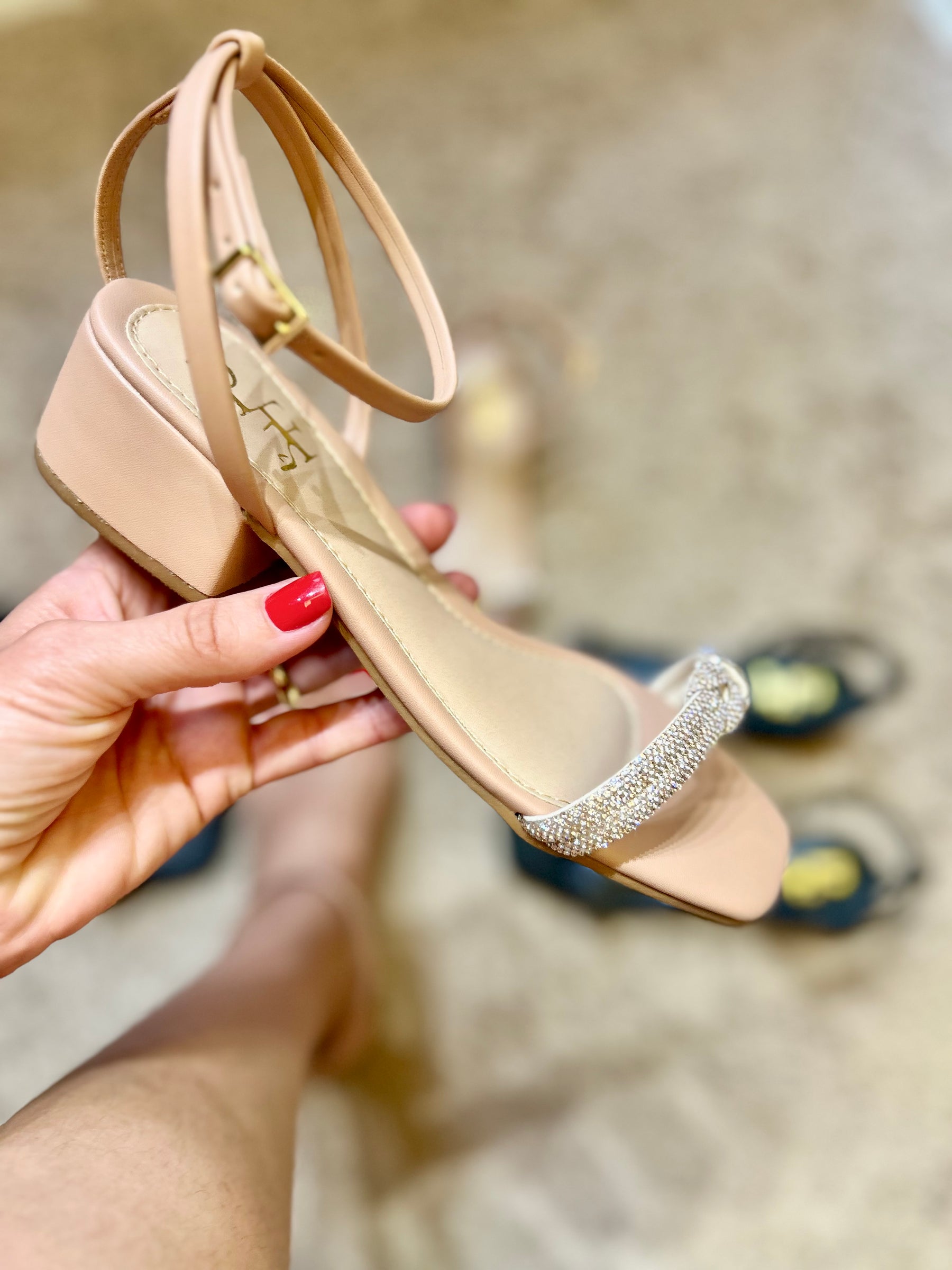 Sandália Feminina Elegante com Tiras Cruzadas e Brilho