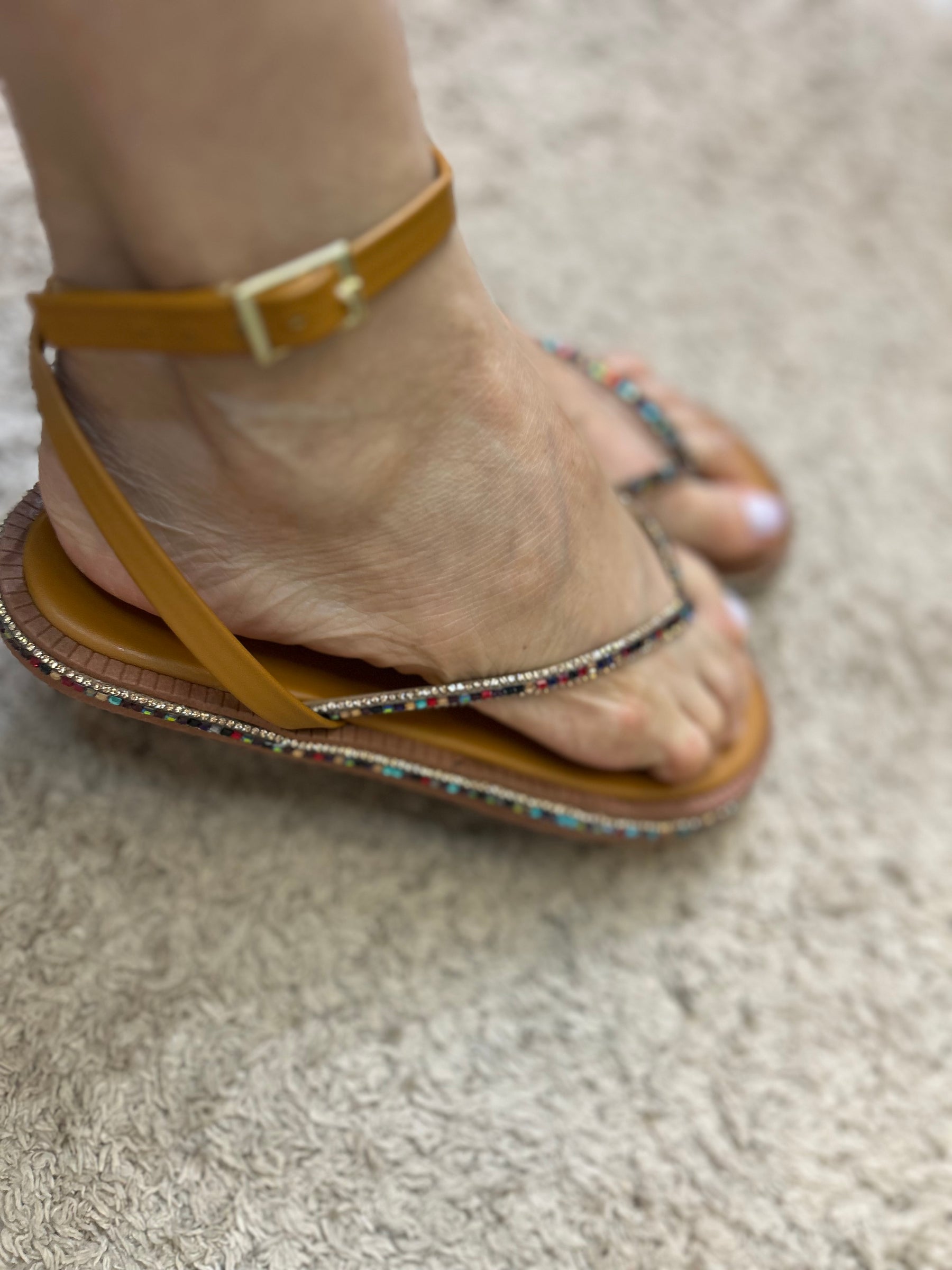 Flat Feminina Caramelo com Strass Colorido e Amarração no Tornozelo