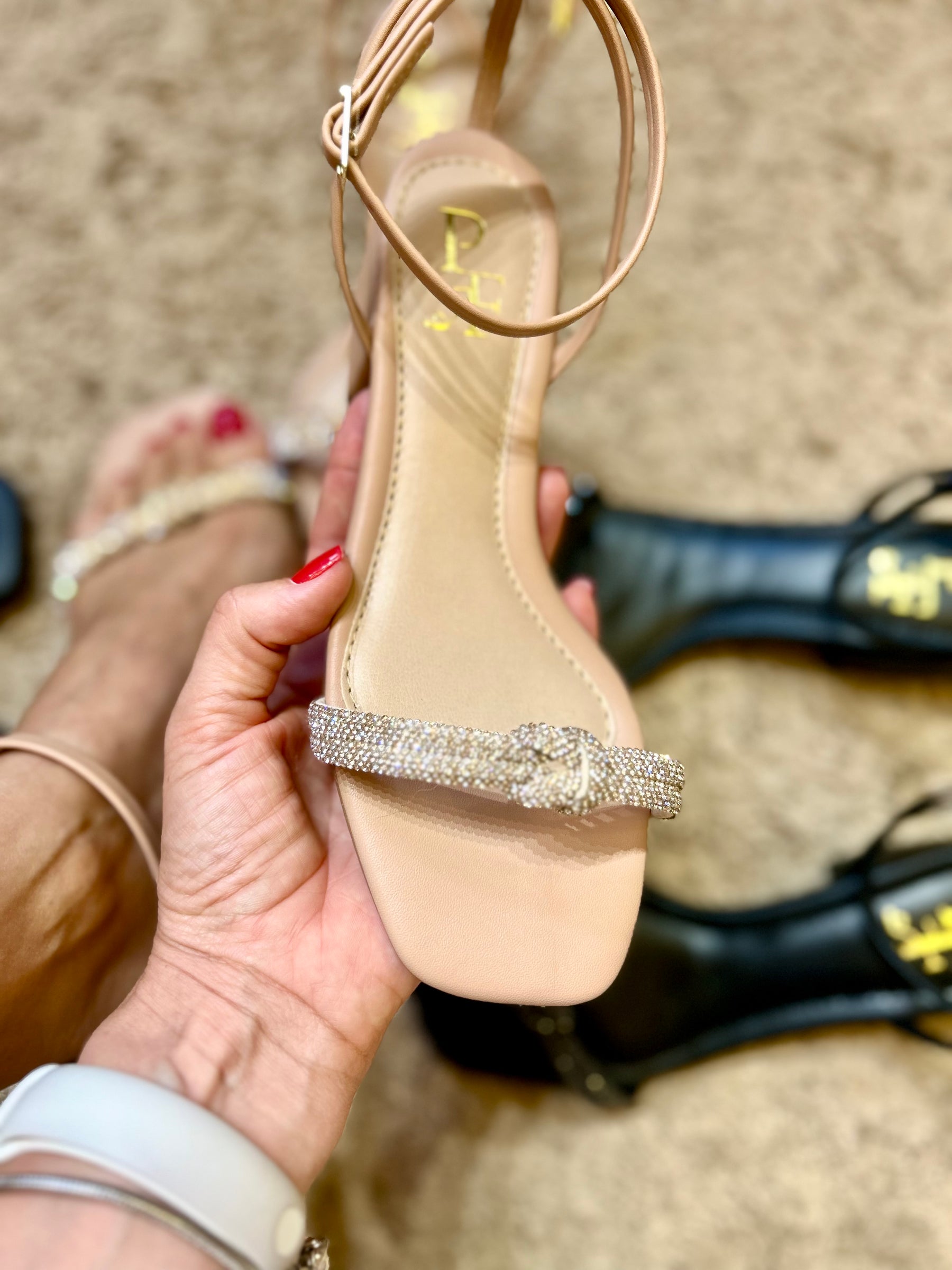 Sandália Feminina Elegante com Tiras Cruzadas e Brilho