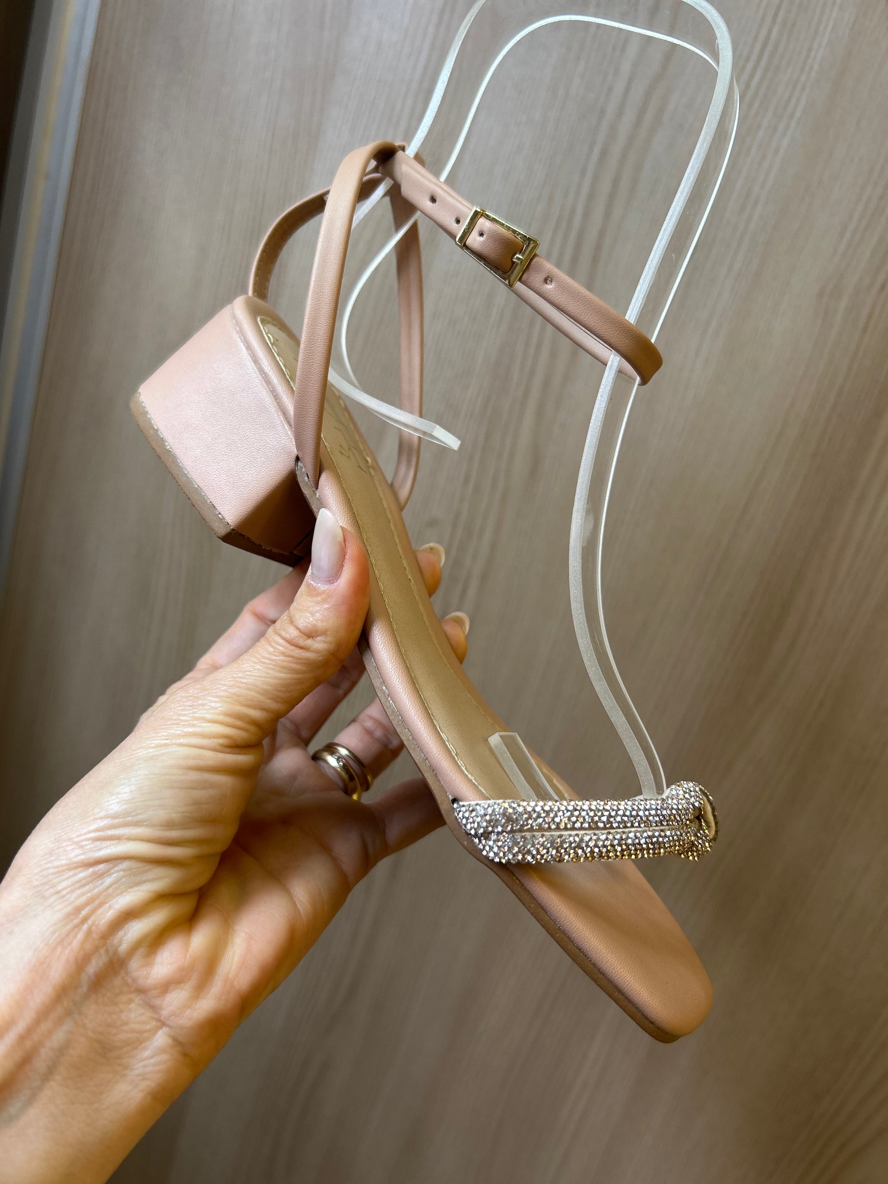 Sandália Feminina Elegante com Tiras Cruzadas e Brilho