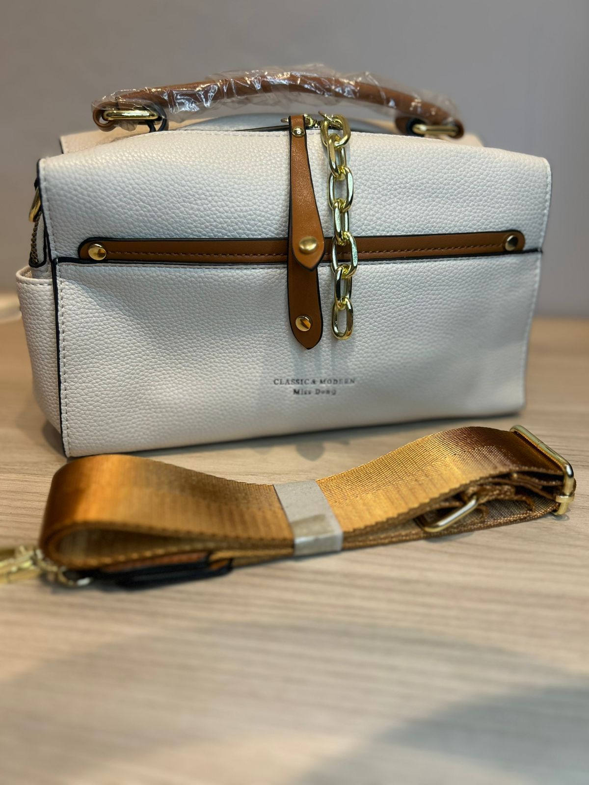 Bolsa baú com Corrente Dourada