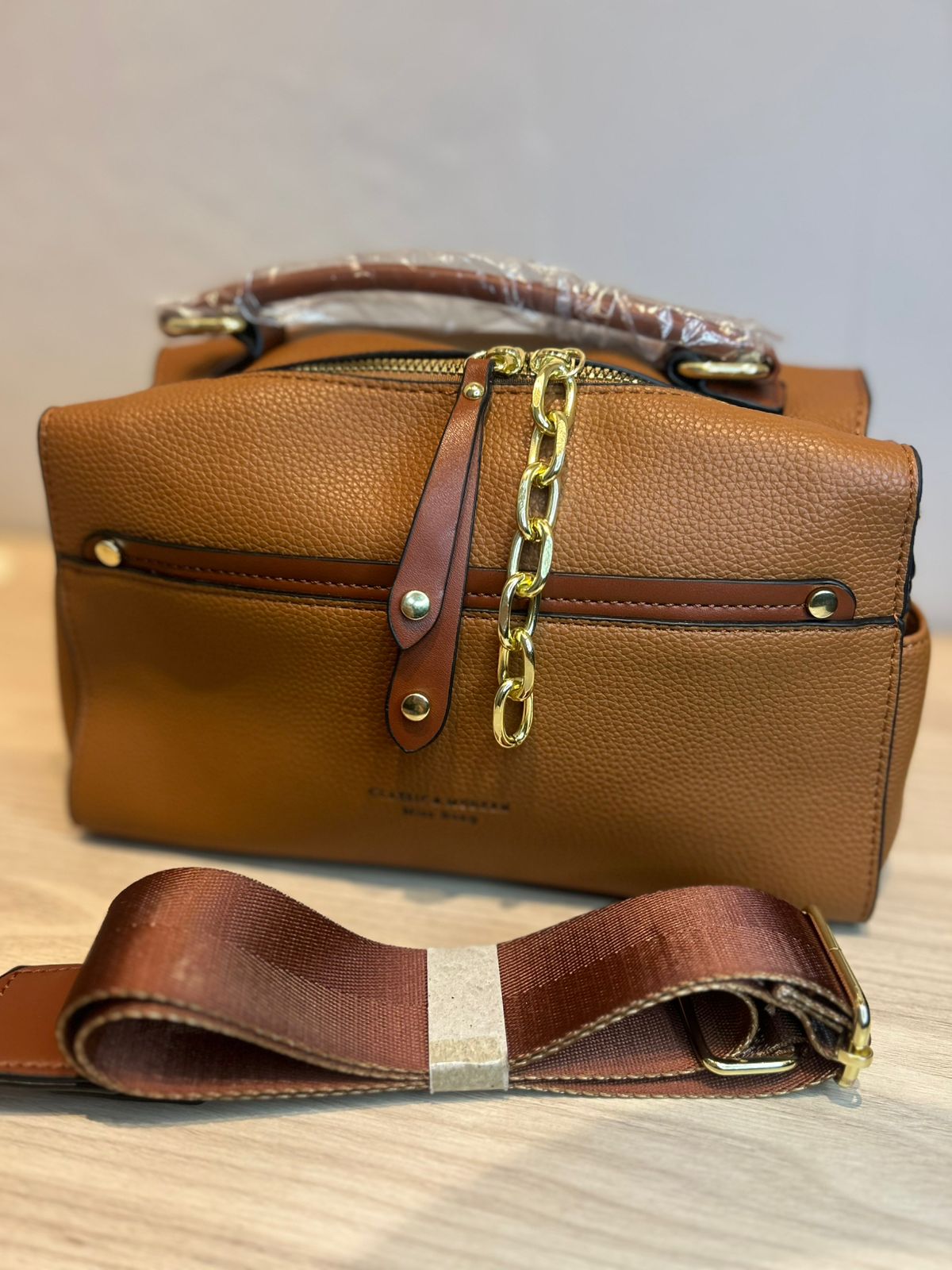 Bolsa baú com Corrente Dourada