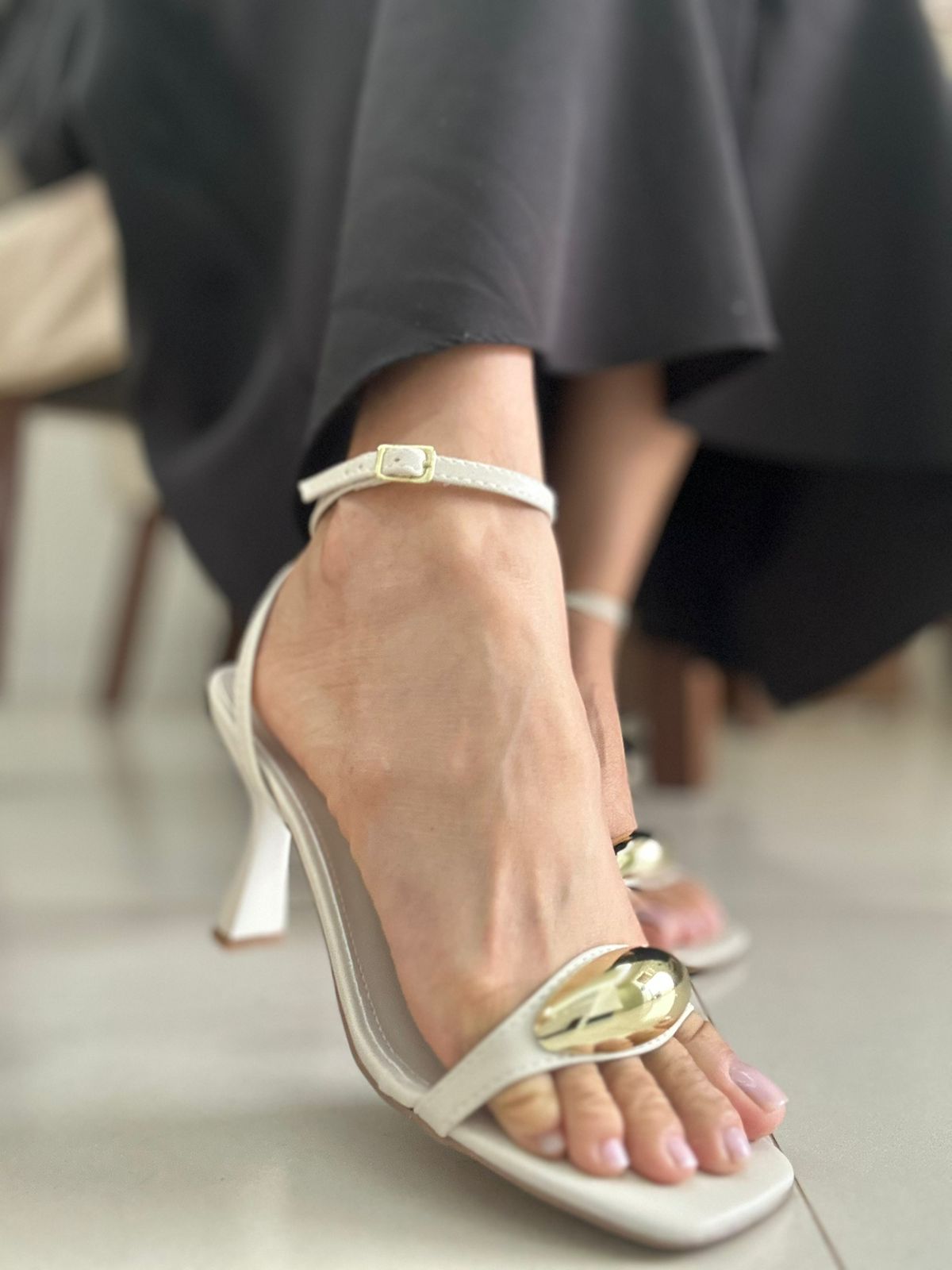 Sandália Salto Taça com Detalhe e salto Dourado