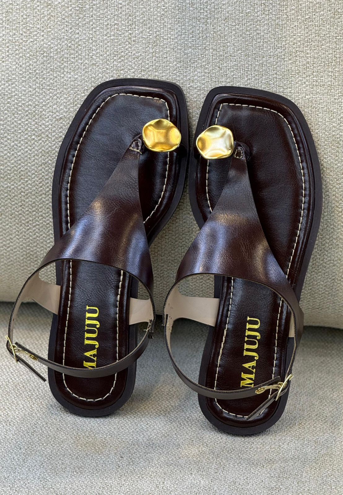 Sandália Rasteira Marrom com Detalhe Dourado