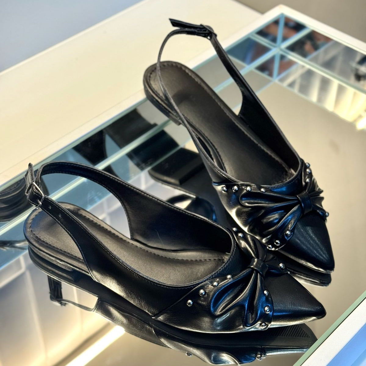 Sapatilha Slingback Preta com Laço e Tachas